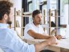 réunion-en-entreprise-pour-trouver-des-solutions-pour-manager-sur-le-long-terme