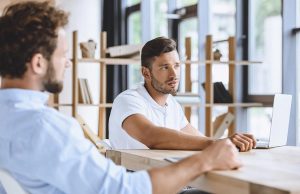 réunion-en-entreprise-pour-trouver-des-solutions-pour-manager-sur-le-long-terme