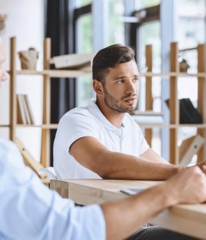 réunion-en-entreprise-pour-trouver-des-solutions-pour-manager-sur-le-long-terme